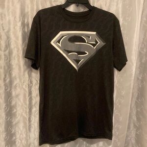 Superman Silver Logo Shirt Women’s Size Large 🔥 YB2